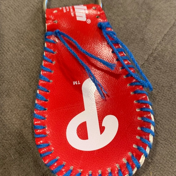 Phillies Logo Baseball Keychain - Picture 2 of 2